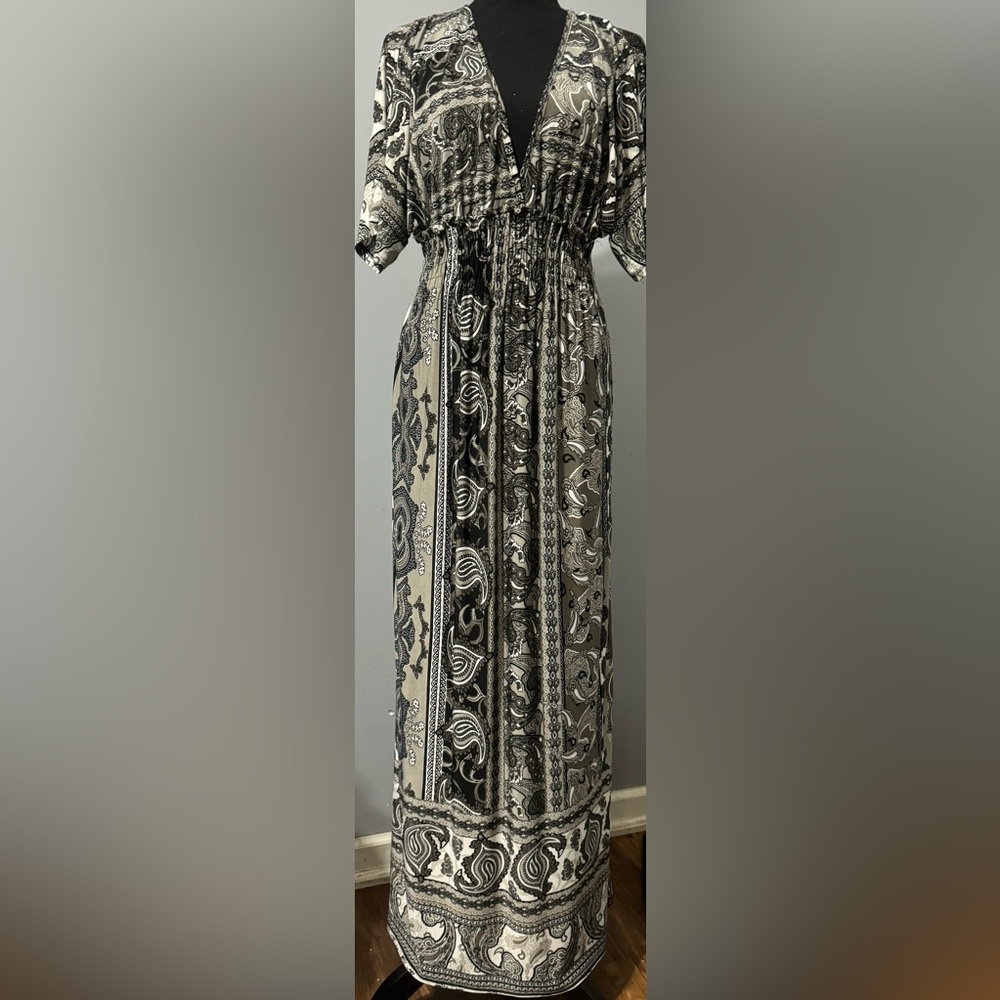 5th & Love Dress. Women’s small gray/white paisley print, long dress.